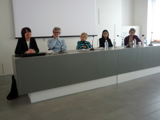 tavolo leggermente convegno lettura