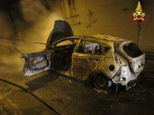 Auto in fiamme vigili del fuoco (1)
