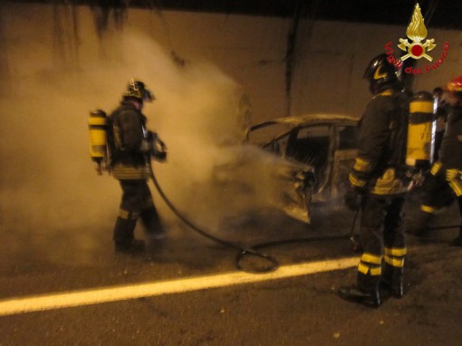 Auto in fiamme vigili del fuoco (2)