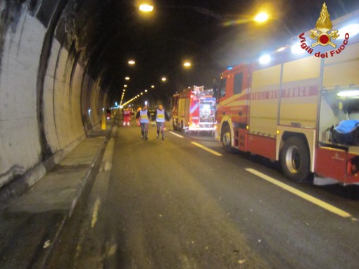 Auto in fiamme vigili del fuoco (3)