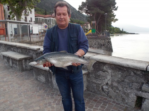 Luciano Torri, onnese, mostra orgoglioso la sua maxicattura.