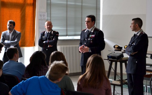 Un momento dell'incontro dell'arma dei carabinieri con gli alunni della scuola media Volta di Mandello.
