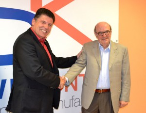 Oliver Konz (a sinistra) stringe la mano a Ercole Crippa.