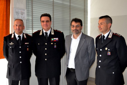 Da sinistra il comandante della stazione carabinieri di Mandello luogotenente Francesco Minniti, il tenente colonnello Rocco Italiano, il preside Renato Cazzaniga e il tenente Simone Scafuri.