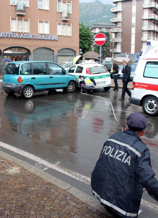 GRAVE INCIDENTE STRADALE IN VIA DANTE A LECCO - LECCO 11 MAGGIO 2014
