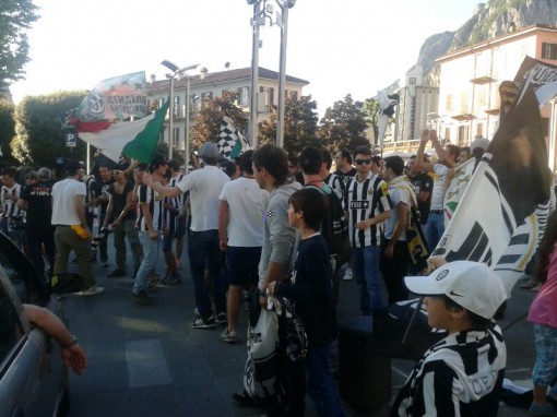 Juventini festeggiano in piazza 4 maggio 2014 (2)