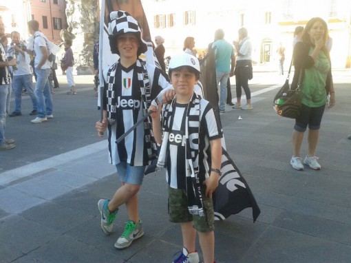 Juventini festeggiano in piazza 4 maggio 2014 (3)