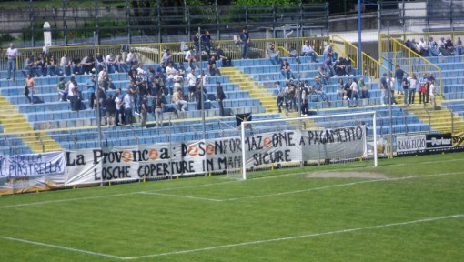 Lecco Gozzano - striscione in curva