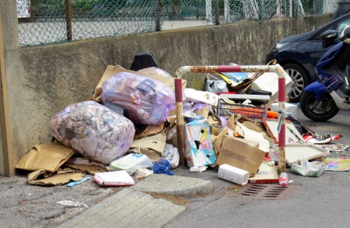 Rifiuti davanti badoni (1)