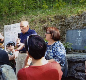 Bonacina con un gruppo di alunni in località "Neri".