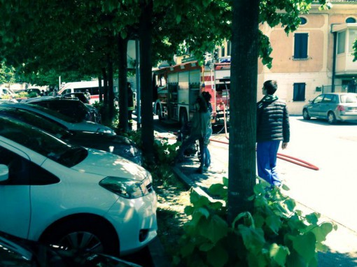 Uomo torcia tribunale lecco (1)