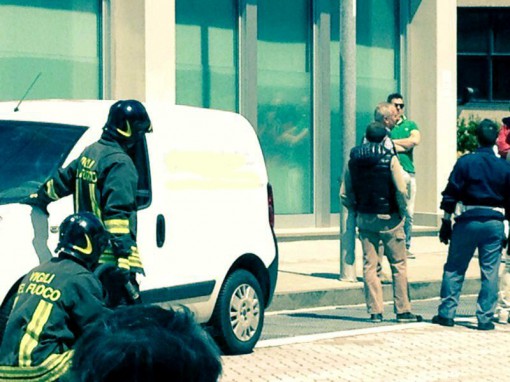 Uomo torcia tribunale lecco (2)