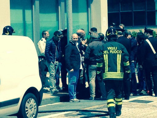 Uomo torcia tribunale lecco (3)