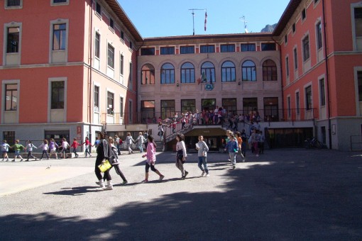 La scuola primaria di Acquate dove lavora Gianluca