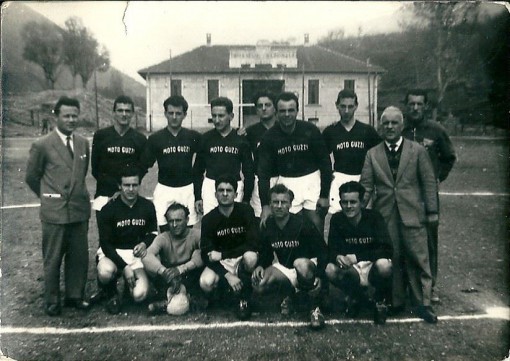 Una foto d'archivio della squadra di calcio della Moto Guzzi. Bonacina è il quarto in piedi, da destra verso sinistra.
