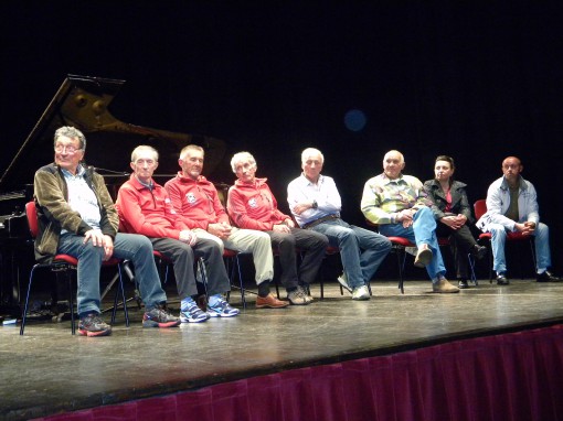 Felice Anghileri presidente dei Ragni nel 1974; i componenti della spedizione Angelo Zoia, Giuseppe Lafranconi, Mario Conti detto Zenin, Ernesto Panzeri, Gigi Alippi, i figli di Casimiro Ferrari, Laura e Ugo (da sinistra nella foto in basso). serata cerro torre 2014