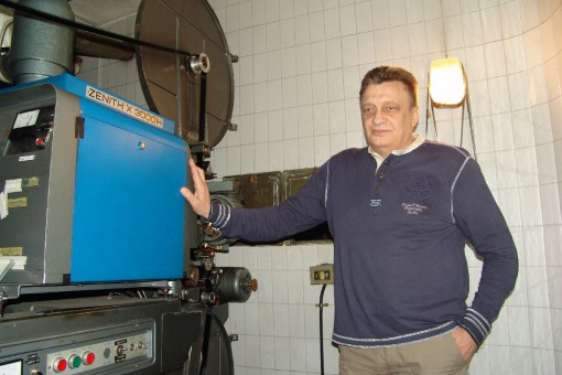 Vito Basilio nella sala di proiezione del Mignon