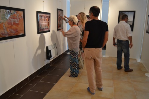 Un interno della sala polifunzionale De Marchi di Varenna in occasione di una recente esposizione.