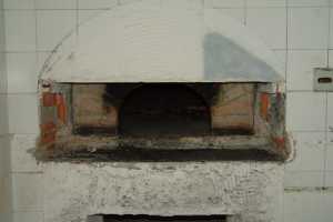 Il forno dell'ex pizzeria che presto tornerà ad accendersi