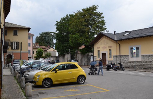 Piazza Giovanni XXIII a Mandello, nelle immediate vicinanze della chiesa di San Lorenzo.