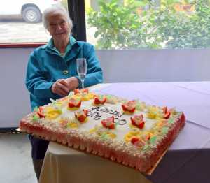 Nonna Pina Ratti Fasoli e la sua torta di compleanno.