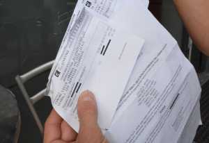 Il commerciante mostra la ricevuta del pagamento della multa