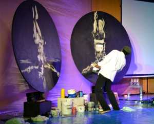 L'artista Afran durante la sua applaudita performance.