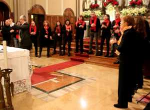 Un'altra immagine del Coro diretto dal maestro Massimo Gilardoni durante una recente esibizione nella chiesa parrocchiale del Sacro Cuore a Mandello.