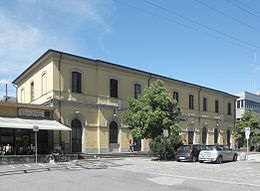 L'esterno della stazione ferroviaria di Colico.