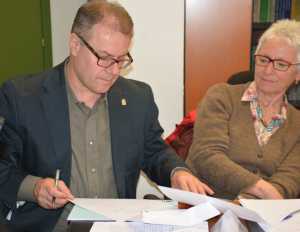 Il sindaco di Lecco, Virginio Brivio, firma il protocollo