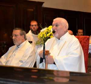 Don Gianni durante la celebrazione eucaristica dello scorso novembre a Bregnano.