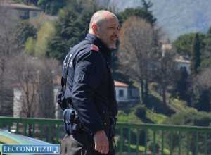 L'assistente capo Vasta, si è lanciato in acqua per salvare l'uomo