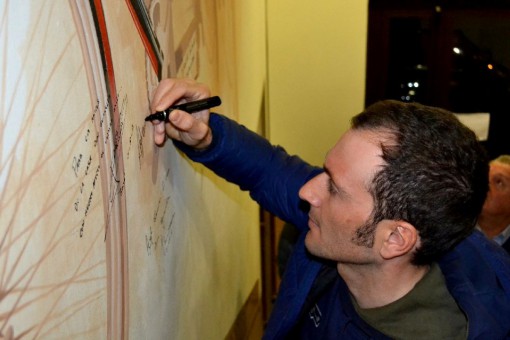 Ivan Basso firma il murales realizzato da Afran all'ingresso della comunità educativa lecchese di via Amendola.