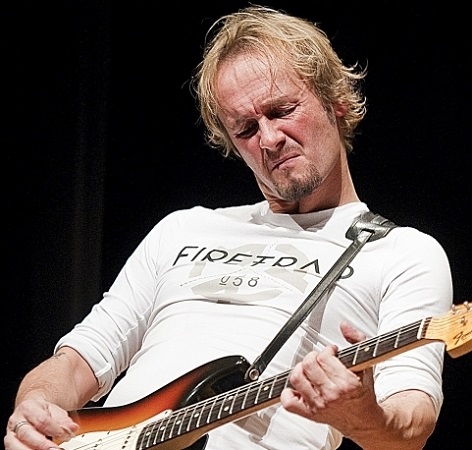 Luca Colombo, primo chitarrista in molti tour a fianco di importanti artisti italiani quali Marco Mengoni, Eros Ramazzotti, Nek, Max Pezzali, Mango, Anna Oxa, Antonella Ruggiero, Umberto Tozzi, Gatto Panceri, Franz Di Cioccio e Loredana Bertè.