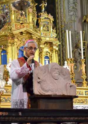 Monsignor Dante Lafranconi durante l'omelìa di ieri sera in San Lorenzo.