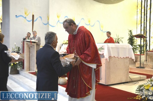 Don Luciano riceve l'orologio