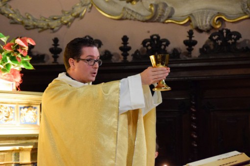 Don Marco Nogara durante la celebrazione eucaristica in San Lorenzo.