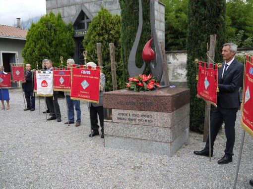 Omaggio monumento avisini