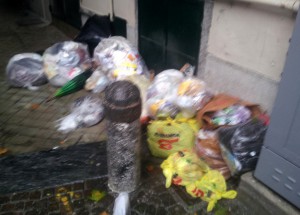 Sacchi di spazzatura in un vicolo del centro di Lecco, foto scattata questo mercoledì