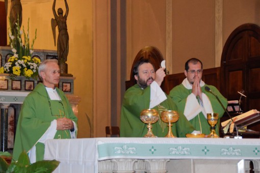 Un momento della messa celebrata domenica 20 settembre da don Andrea nella parrocchiale del "Sacro Cuore".
