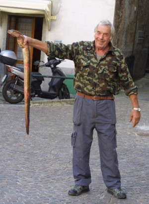 Ercole Stucchi con l'anguilla catturata davanti al Lido di Mandello.