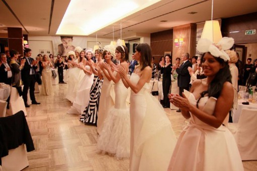 Le modelle sfilano con gli abiti dello stilista Antonio Riva