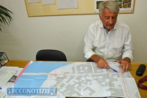 L'assessore Corrado Valsecchi mostra uno dei progetti al vaglio degli uffici per modificare la viabilità tra il Ponte Kennedy e il lungolago