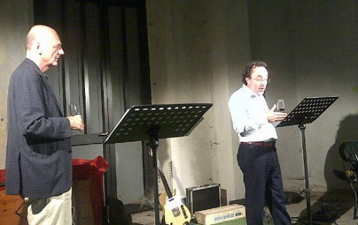 Luca Radaelli e Mauro Rossetto durante il recital tenuto alla stazione ferroviaria di Fiumelatte.