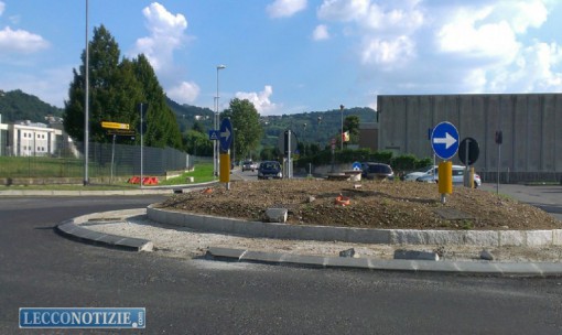 "disordine" del cantiere e danno al cordolo della rotonda