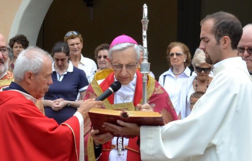 Angelo Innocenti, a destra, con il vescovo mandellese Dante Lafranconi e l'arciprete don Donato Giacomelli in occasione della festa patronale di San Lorenzo dello scorso 10 agosto.