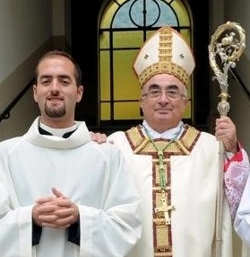 Angelo Innocenti con il vescovo di Como, monsignor Diego Coletti.