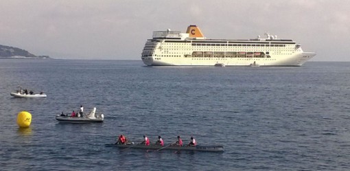 Uno scenario decisamente suggestivo per l'arrivo nel porto di Montecarlo dell'equipaggio misto.