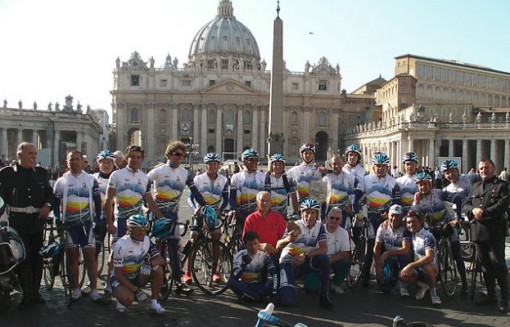 I protagonisti del pellegrinaggio dell'ottobre 2011 fotografati in piazza San Pietro.