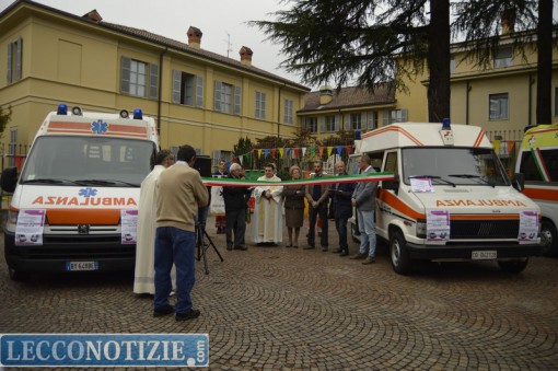 A sinistra l'ambulanza donata dalla Croce San Nicolò, a destra quella donata da Soccorso Bellanese